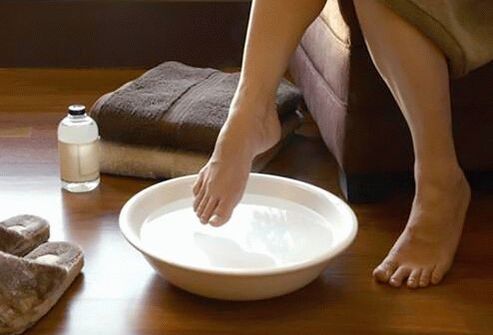 Evening joint pain does not mean a disease, it can be eliminated with home remedies, such as a hot bath. 